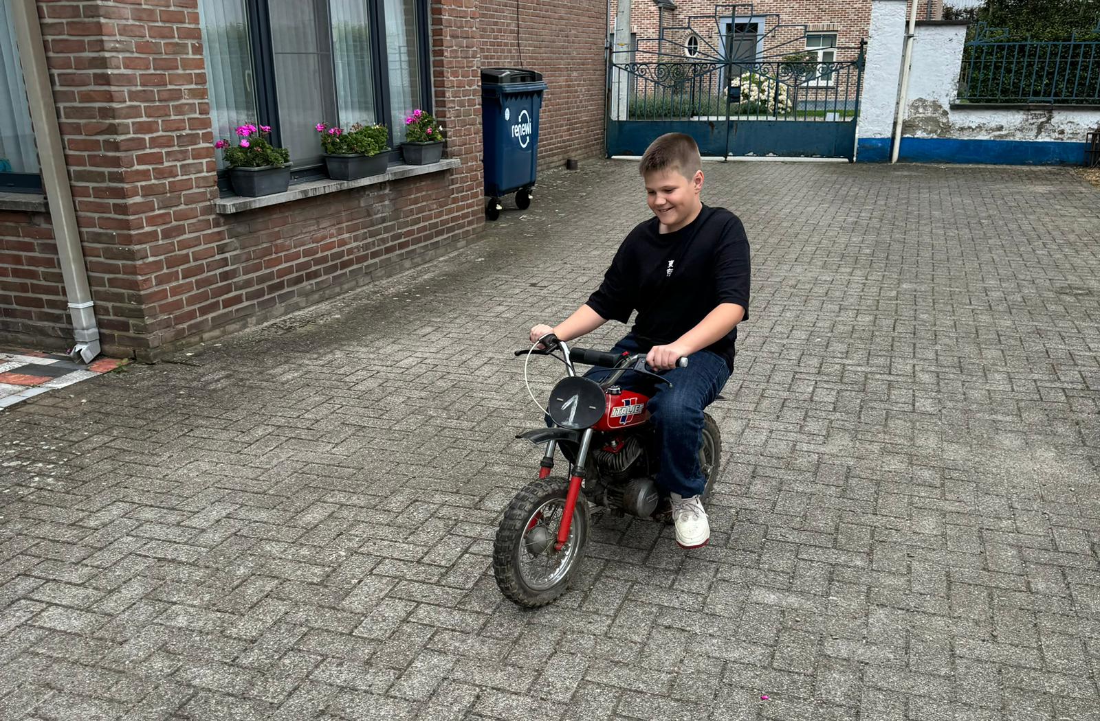 Floris op een brommer!